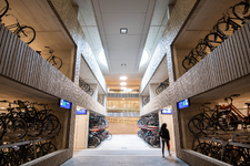 910541 Afbeelding van de pas geopende fietsenstalling onder het Stationsplein te Utrecht.